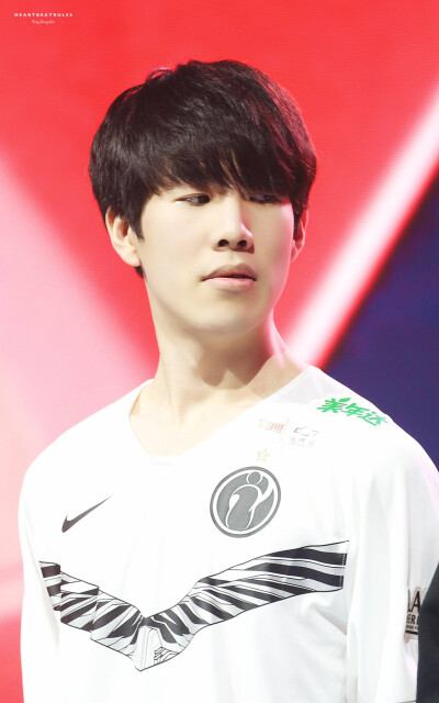 勇士艰难逆转雄鹿，三大亮点一处隐忧尽显团队进步